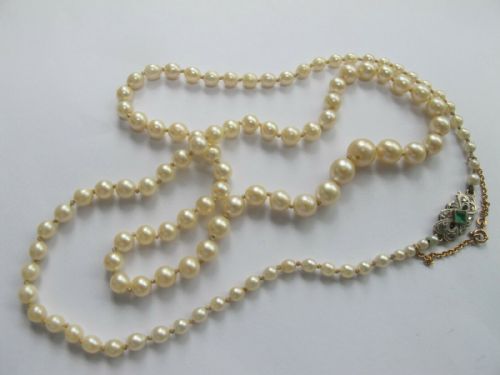 Beautiful Pearl Necklace 18ct Gold Emerald & Diamond Clasp