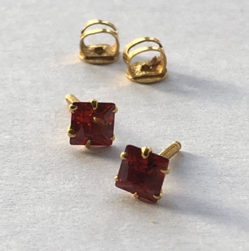 Very Elegant 18ct Gold Garnet Stud Earrings