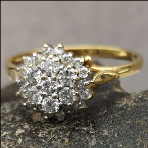 Lovely 18ct Gold 0.6ct Diamond Cluster Ring