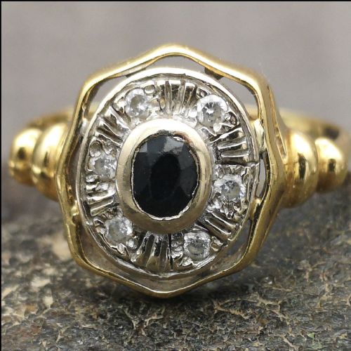 Lovely 18ct Gold Sapphire and Diamond Ring. 


