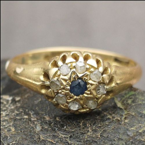 Pretty 18ct Gold Sapphire and Diamond Cluster Ring.
