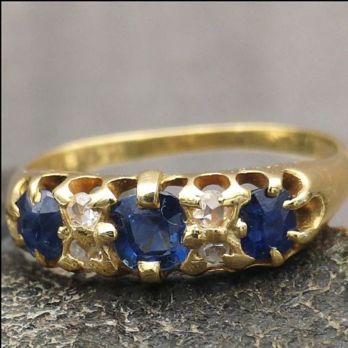 A Lovely 18ct Gold Sapphire and Diamond Ring 3.0g Size N