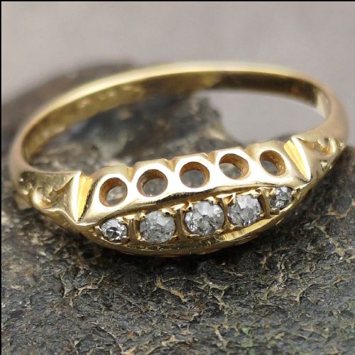 A Lovely 18 Carat Gold Diamond Five Stone Ring