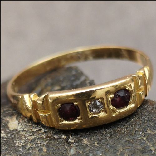 Superb Art Deco Diamond and Garnet 18ct Gold Ring