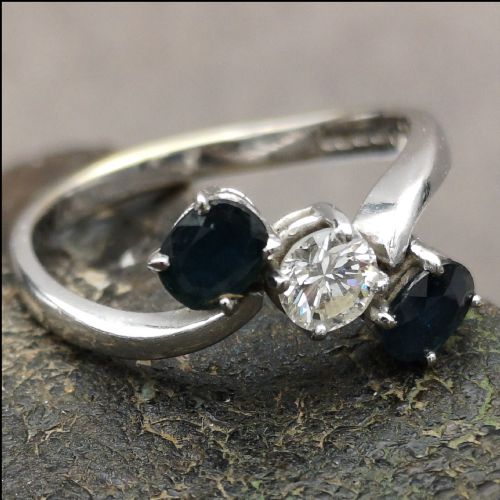 Lovely 18ct Gold Sapphire & Diamond Trilogy Ring