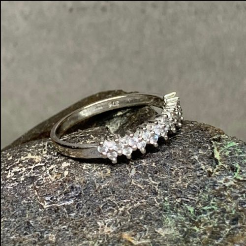 Pretty 9ct White Gold Diamond Ring