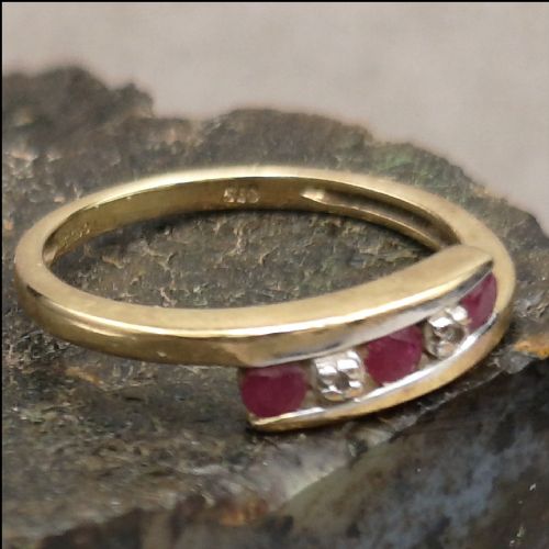 Pretty 9ct Gold Ruby & Diamond Ring