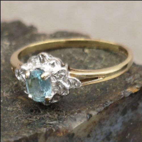 Pretty 9ct Gold Diamond & Aquamarine Ring