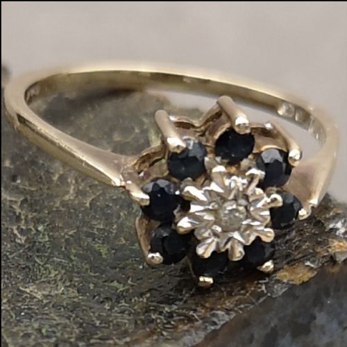 Pretty 9ct Gold Sapphire & Diamond Cluster Ring
