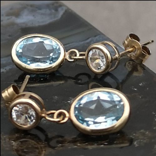 Lovely Pair of 9ct Gold Blue Topaz Earrings