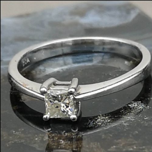 18ct White Gold 0.33ct Princess Cut Diamond Solitaire Ring