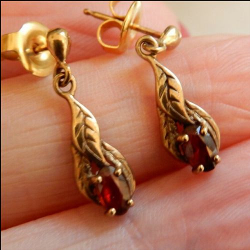 Beautiful Pair of 9 Ct Gold Garnet Drop Earrings