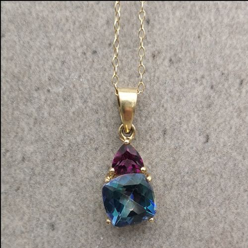 A Beautiful 9 Ct Gold Topaz and Amethyst Pendant and Chain