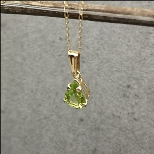 9ct Gold Peridot Pendant on Trace Chain