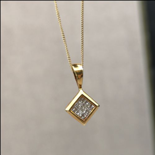 18ct Gold 0.25ct Princess Cut Diamond Cluster Necklace