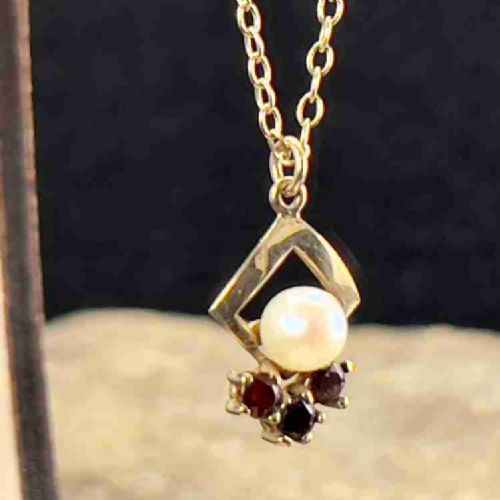 9ct Gold Vintage Pearl and Garnet Necklace