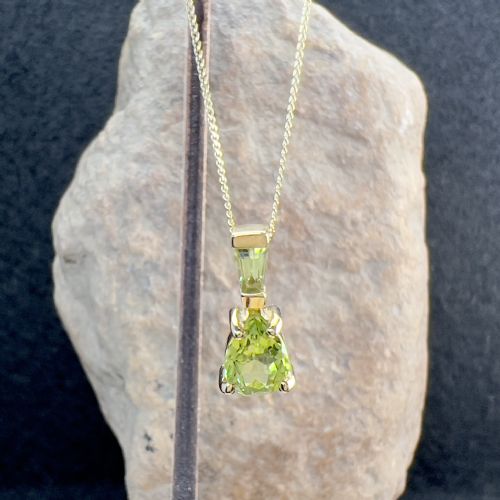 9ct Gold Peridot Pendant Necklace