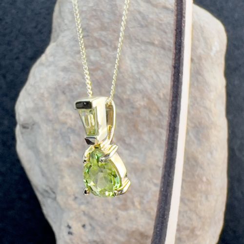 fig 1. 9ct Gold Peridot Pendant Necklace