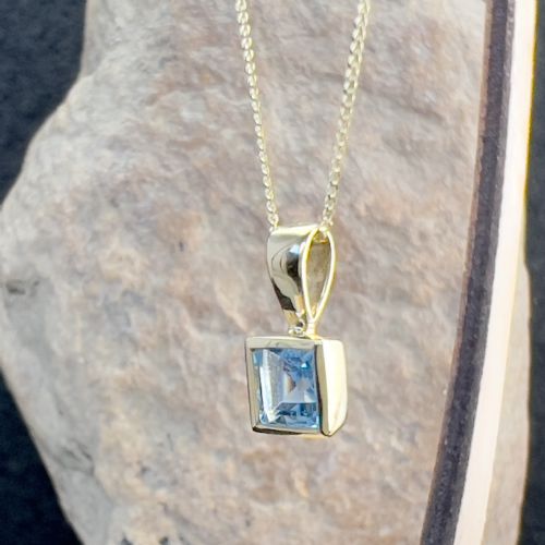 9CT GOLD BLUE TOPAZ PENDANT NECKLACE - ADDITIONAL PHOTO 1