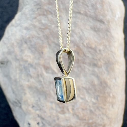 9CT GOLD BLUE TOPAZ PENDANT NECKLACE - ADDITIONAL PHOTO 2