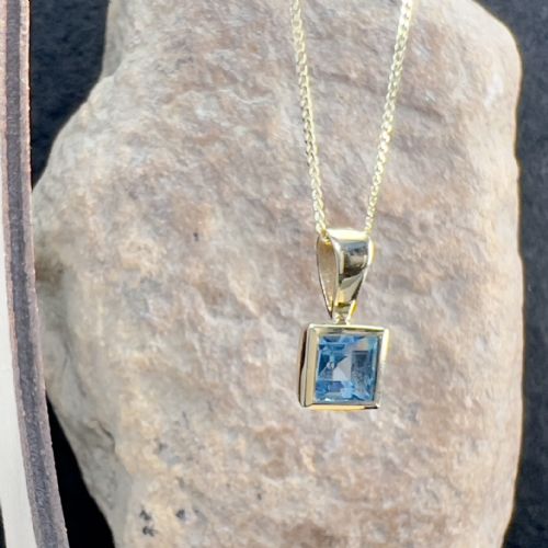 9CT GOLD BLUE TOPAZ PENDANT NECKLACE - ADDITIONAL PHOTO 3