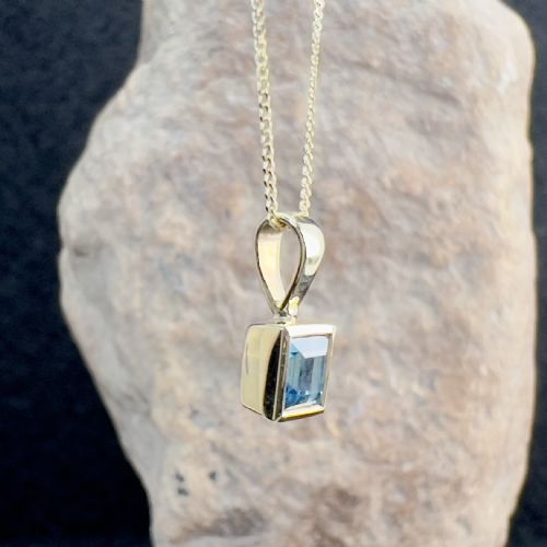9CT GOLD BLUE TOPAZ PENDANT NECKLACE - ADDITIONAL PHOTO 4