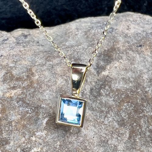 9CT GOLD BLUE TOPAZ PENDANT NECKLACE - ADDITIONAL PHOTO 9