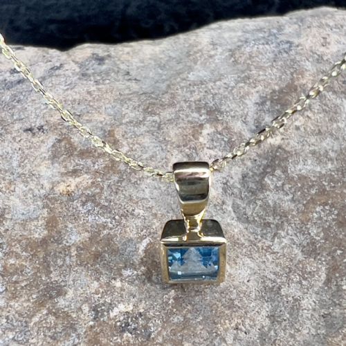 9CT GOLD BLUE TOPAZ PENDANT NECKLACE - ADDITIONAL PHOTO 10