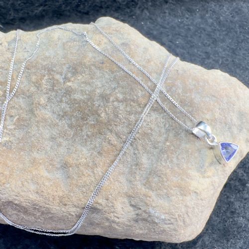 9CT WHITE GOLD BLUE TOPAZ PENDANT NECKLACE - ADDITIONAL PHOTO 9