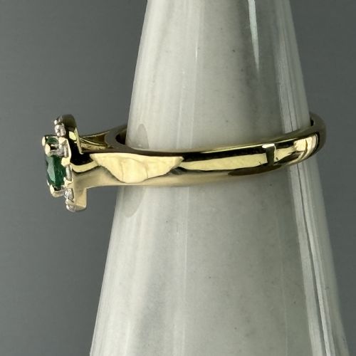 fig 1. 18ct Gold Emerald & Diamond Cluster Ring