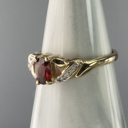 9ct Gold Garnet & Diamond Ring