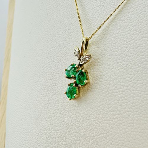 9CT GOLD EMERALD AND DIAMOND PENDANT NECKLACE - ADDITIONAL PHOTO 7