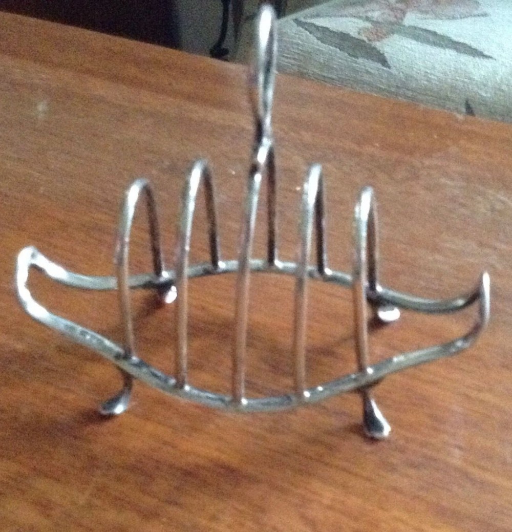 Lovely Boat Shaped Solid Silver Toast Rack Chester 1910