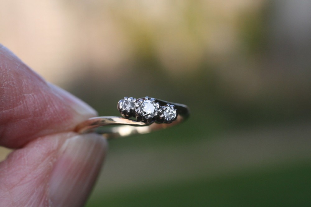 ART DECO 3 STONE DIAMOND CROSSOVER RING 18CT GOLD.  