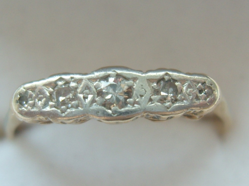 Lovely Art Deco 18ct gold 5 stone diamond ring