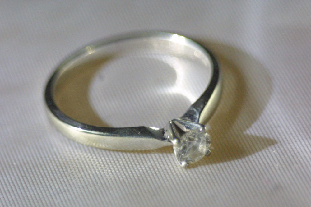 Stunning Art Deco 18ct white gold diamond solitaire ring 1/4ct 