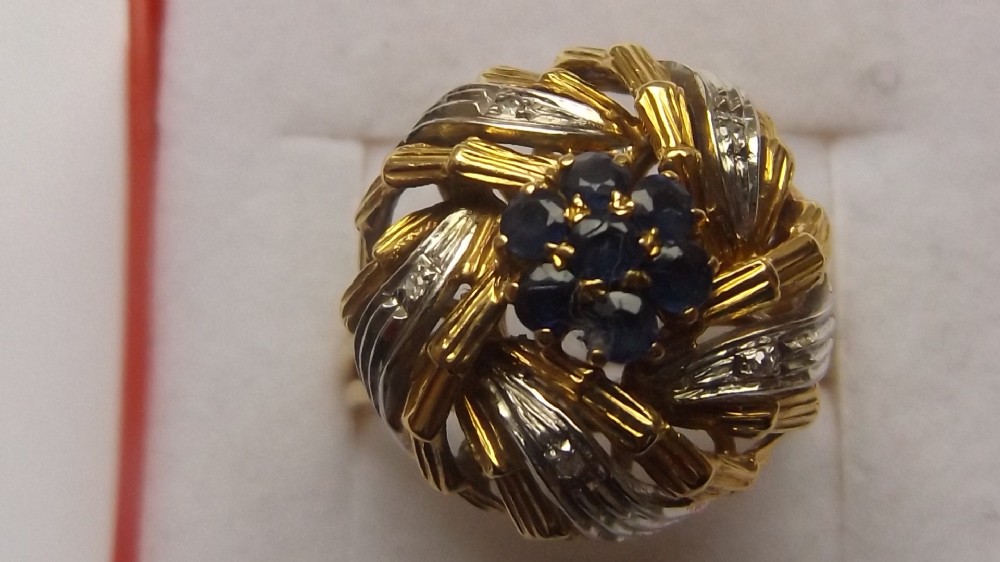 Very Fine Heavy 18ct Gold Sapphire and Diamond Cluster Ring 9g.