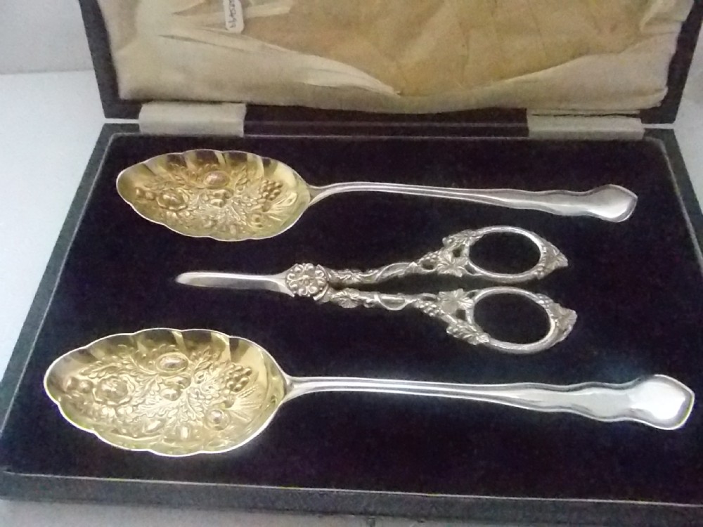 Lovely boxed set of silver plated berry spoons & grape scissors