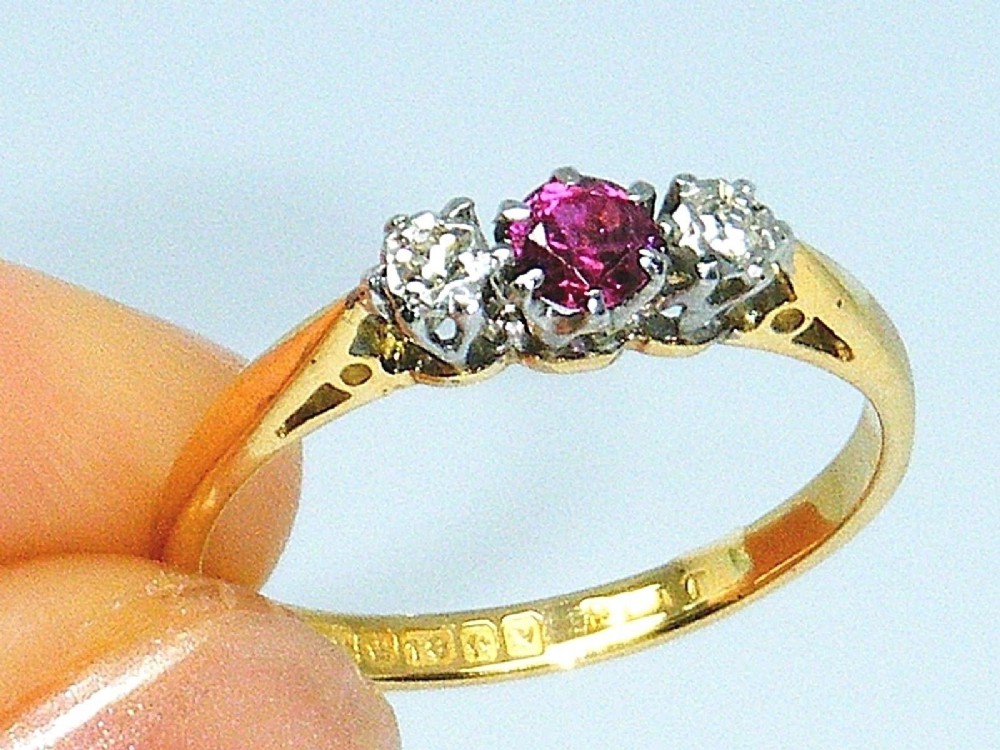 Pretty 18ct Gold 18k Gold Ruby & Diamond Hallmarked Ring