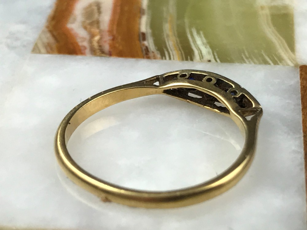 LOVELY ART DECO 18CT GOLD DIAMOND AND SAPPHIRE RING. View II