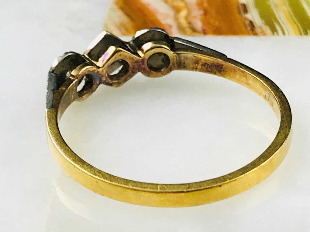 18ct and Plat Illunsion  set with 3 diamonds View IV