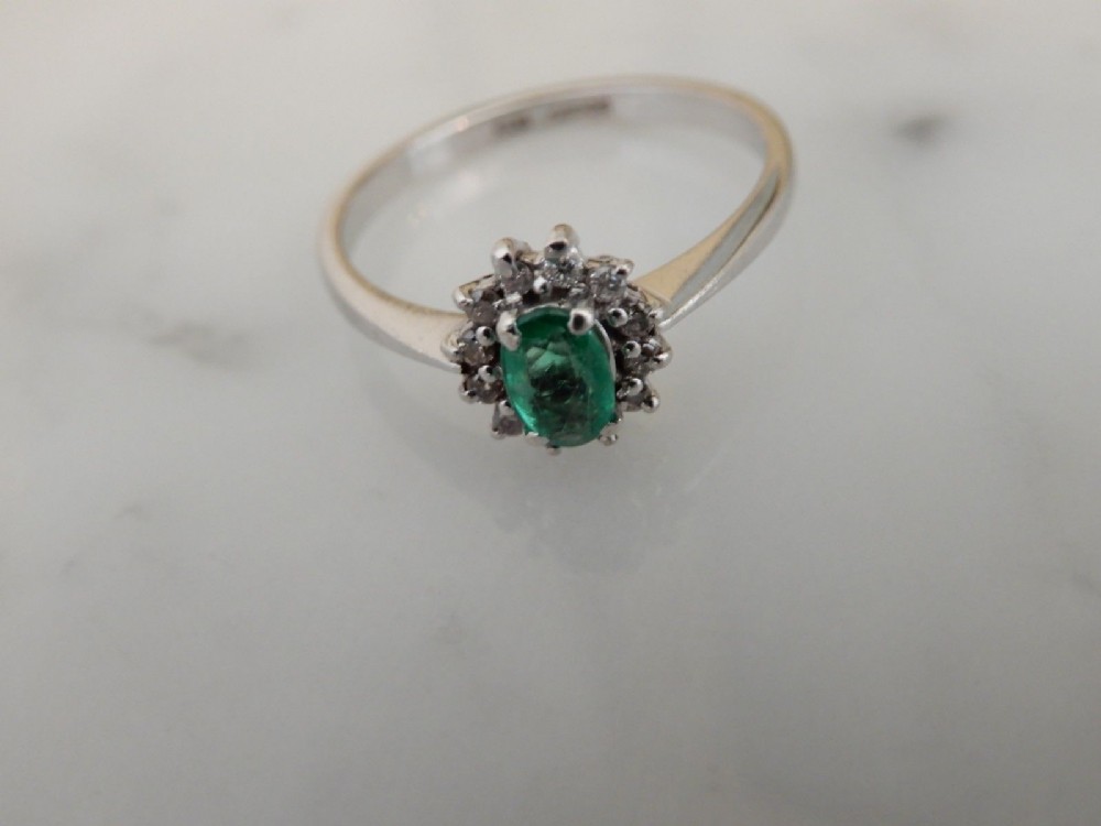 Lovely 18ct White Gold Emerald and Diamond Ring