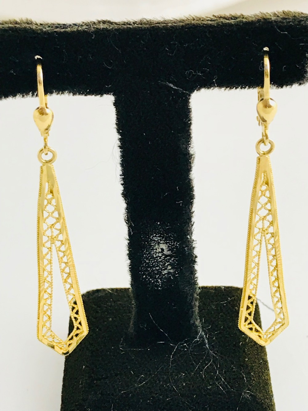 A Lovey Pair of 14ct Drop Earrings with Clasp 