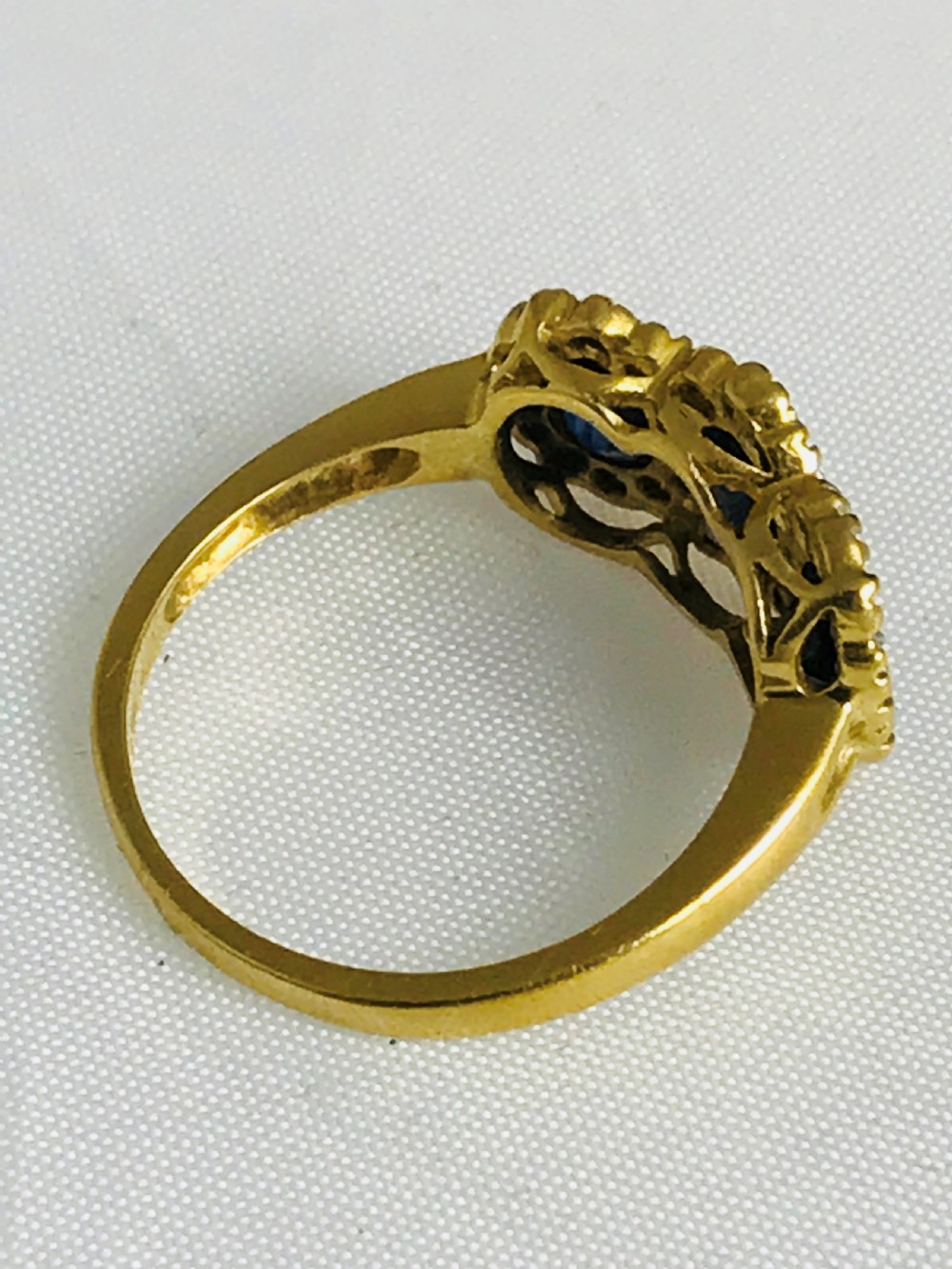 A stunning 18ct Gold Sapphire and Diamond Ring. size N View VIII