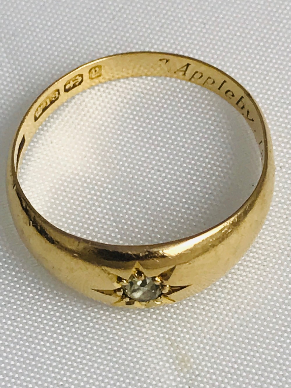 Lovely Victorian 18 carat gold star set solitaire diamond ring View IV