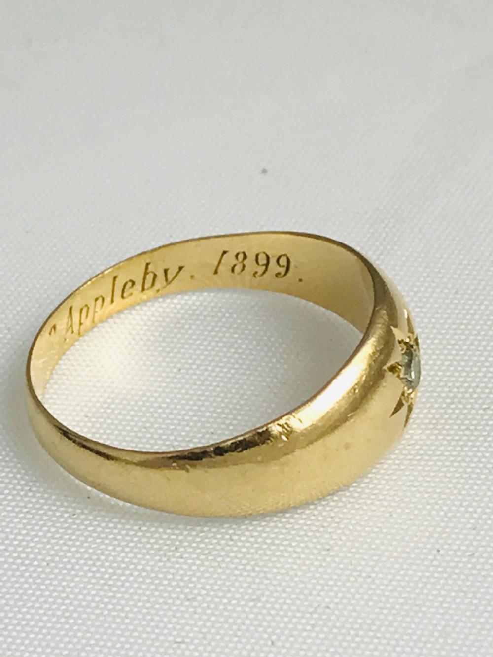 Lovely Victorian 18 carat gold star set solitaire diamond ring View VI