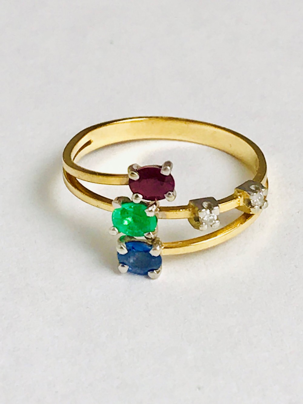 Lovely 18ct Multi Gem Diamond ring