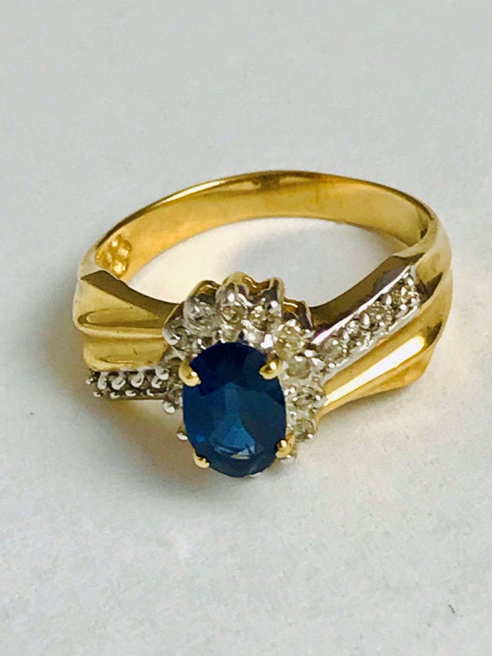 Lovely Vintage 14ct Gold Sapphire & Diamond Ring
