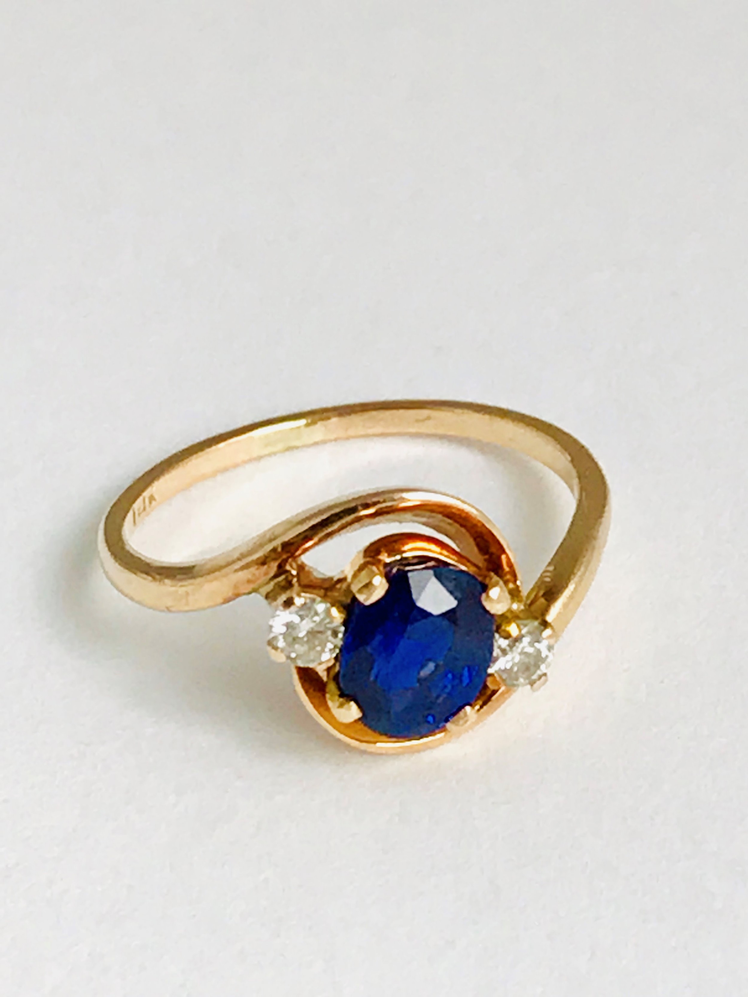 VINTAGE 18CT GOLD SAPPHIRE DIAMOND TWIST RING 