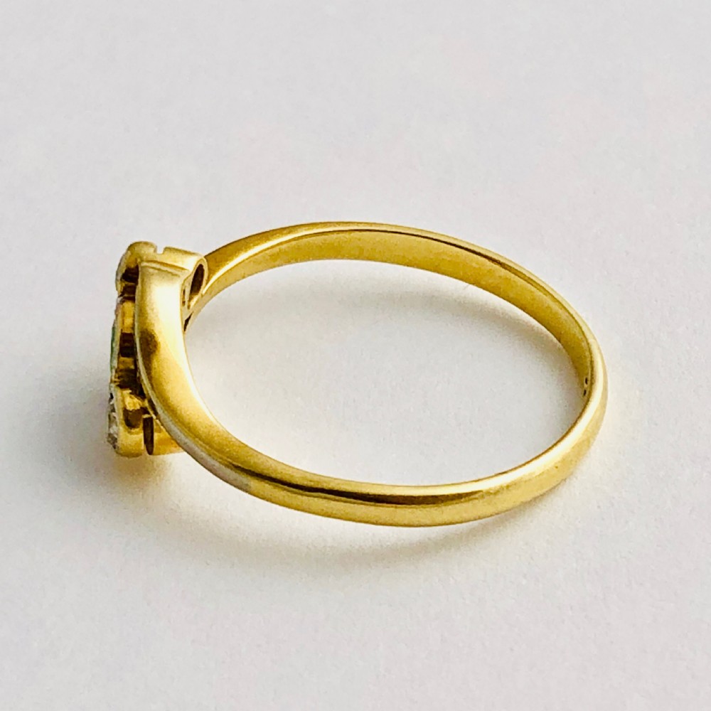 CHARMING, VICTORIAN, 18 CT GOLD AND PLATINUM RING WITH EMERALD AND DIAMONDS View VII